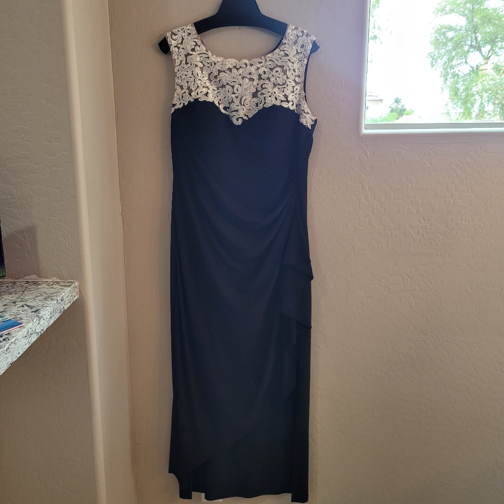 Alex Evenings Elegant Black and White Dress with Embellishment and Lace. 16P.